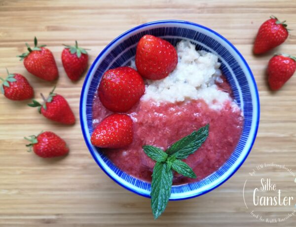 Sommer Porridge TCM Rezept TCM Ernährungsberatung Reisflocken Erdbeeren